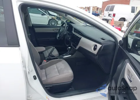 2017 Toyota Corolla Le z USA, uszkodzony, nr VIN 5YFBURHE2HP587255